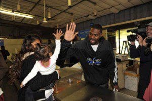 Orlando Magic's Jason Maxiell serving meals and visiting with residents at the Coalition for the Homeless. Photo: Gary Bassing.